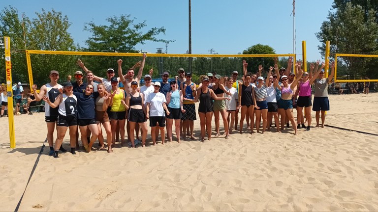 Spannende Spiele bei sommerlichen Temperaturen - Semesterabschlussturnier Beachvolleyball Spannende Spiele bei sommerlichen Temperaturen - Semesterabschlussturnier Beachvolleyball